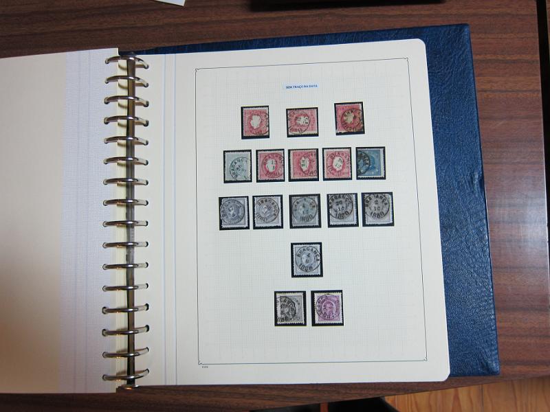 0019 (48).JPG -     Lote:    19      Marcofilia      Lotes Especiais       Descrição:         Portugal. Colecção especializada de carimbos de duplo círculo, tipo 1852, montada em 4 álbuns Lindner, com selos de diversas emissões e cartas, com estudo minucioso de cada marca. Lote a ver.         Lote       Valor Base:     &euro; 2.500,00     Valor Venda:     Retirado     